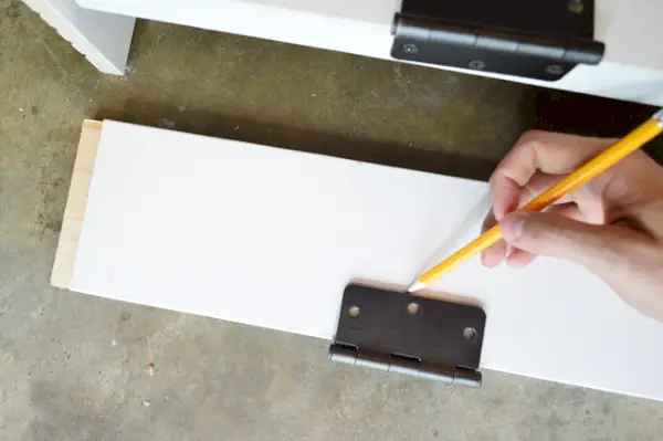 Traceren van de locatie van het scharnier op de deurstijl DIY