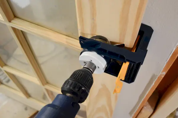 Boren rond gat door deur Ryobi Knop sjabloonsetgids
