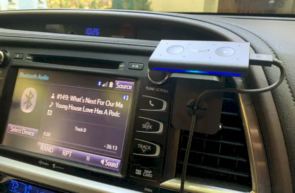 جهاز Amazon Echo Auto الذكي المثبت على لوحة قيادة السيارة