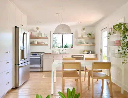 Kleine Keuken Met Witte En Paarse Kasten Met Planten