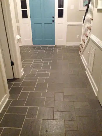 zij aan zij vergelijking van schone, heldere voeg en vuile, verkleurde voeg door het gebruik van voegverf in de foyer