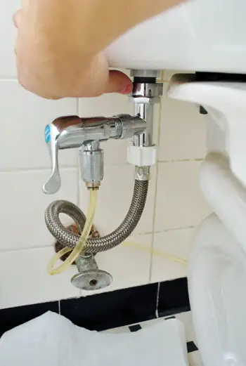 변기탱크 밑면의 급수관 분리