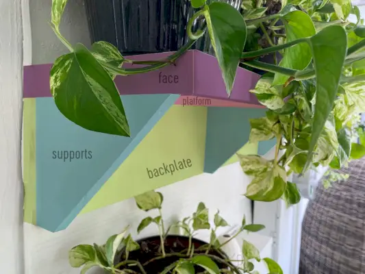 Kleurgecodeerd diagram van buitenplantenplank met schuine steunen tegen achterplaat en platformplank