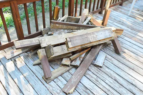 Stapel gebroken terrasplanken door gatreparatie