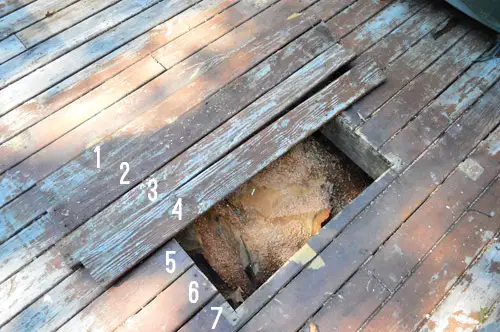 Aantal planken dat nodig is om het gat in het houten dek te repareren