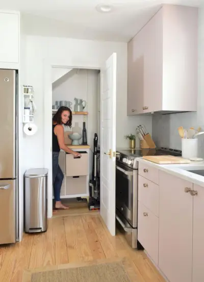 Sherry staat in een kleine bijkeuken met kubusorganisator