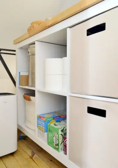 Cubby opbergplank in bijkeuken met slagersblokteller