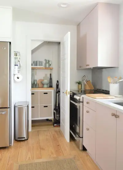 Kleine bijkeuken, georganiseerd met kubusopslag en open planken