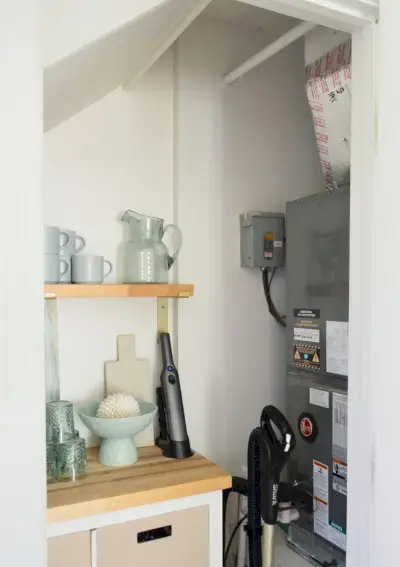 Weergave van nutskast waarvan het HVAC-afdekpaneel is verwijderd