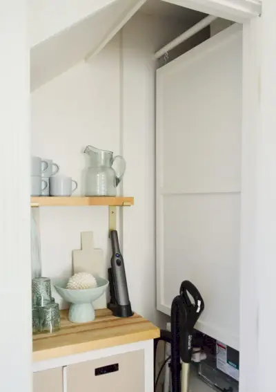 Houten afdekpaneel dat in de nutskast hangt om de HVAC-eenheid te verbergen
