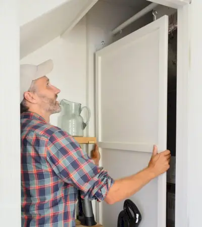 John tilt het HVAC-afdekpaneel van de hangende staaf