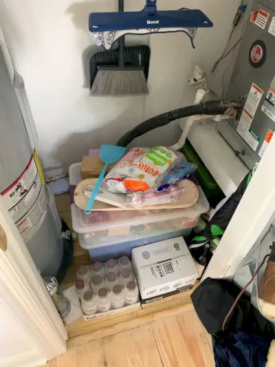 Willekeurige opslag op de vloer van de bijkeuken