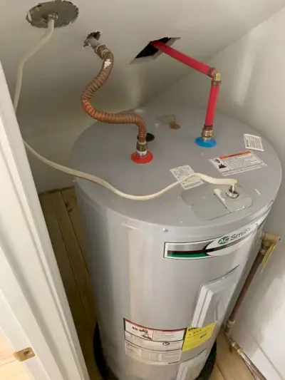 Vóór foto van grote elektrische boilertank in nutskast