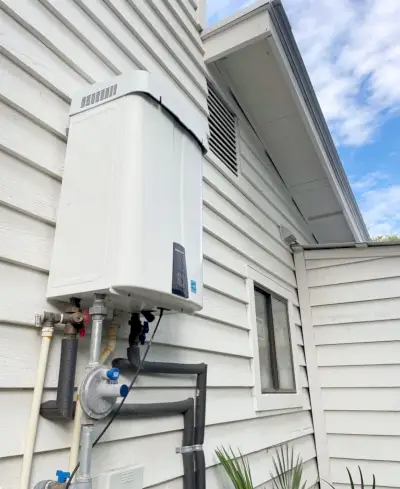 Tankloze gasboiler aan de buitenkant van het huis in Florida
