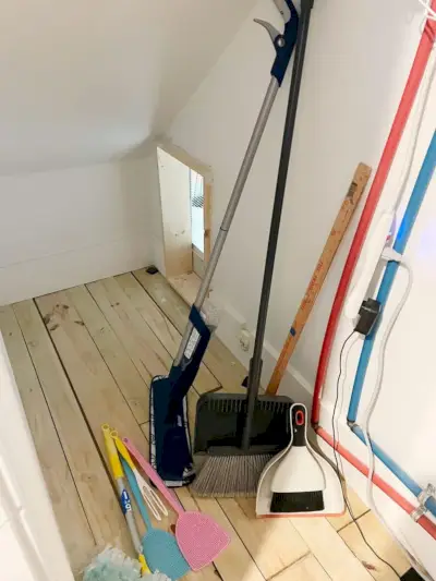 Lege opbergruimte onder de trap in de bijkeuken