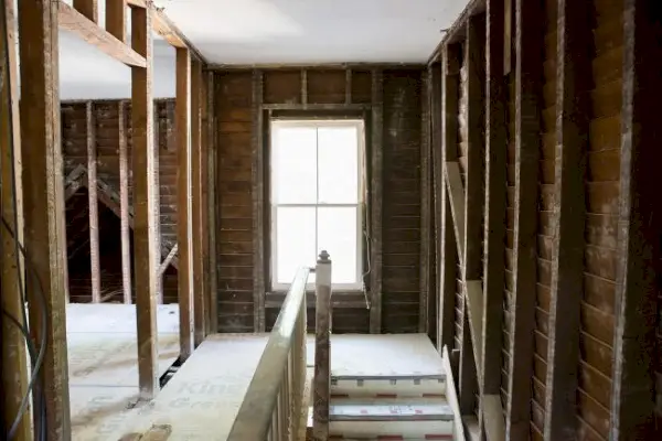 عرض توضيحي لحادثة منزل بلمونت في الطابق العلوي