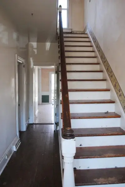 تحطم منزل بلمونت بهو قبل