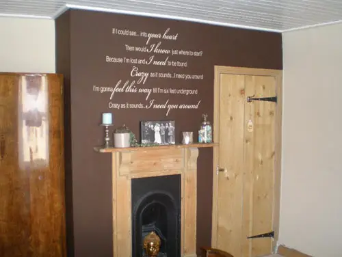 muursticker-chocolade-logeerkamer-muur