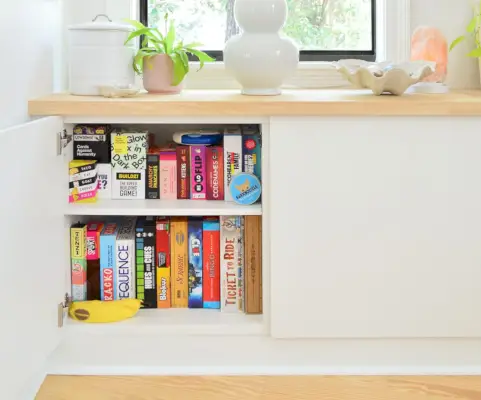 Ikea Besta-kast met open deur met opbergruimte voor familiebordspellen