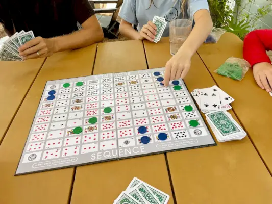 Familie spelen volgorde bordspel op buitentafel