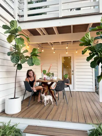 Familie zittend op terrastafel met Burger onder tafel