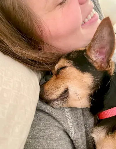 Kleine hond die een slaperige glimlach naar Sherry tovert