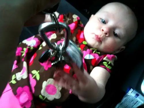 자동차 열쇠를 보여줌