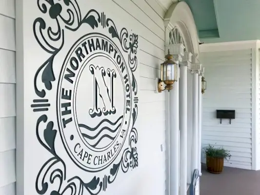 het hotelbordlogo van Northampton in Cape Charles Virginia