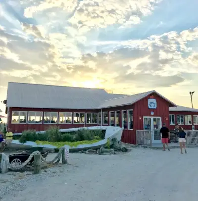 het barakrestaurant in Kaap Charles Virginia bij zonsondergang