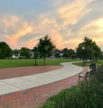 zonsondergang met wandelpad in het centrale park van cape charles virginia