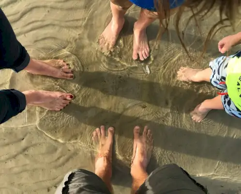 familievoeten in het ondiepe Chesapeake Bay-water in Cape Charles