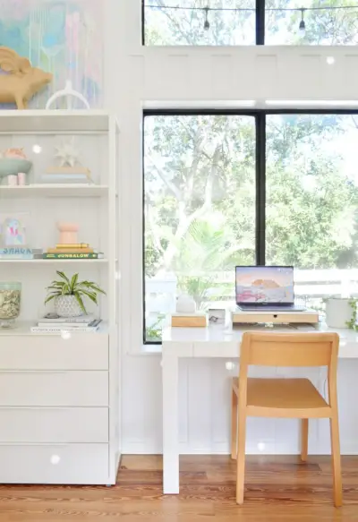 West Elm Parsons Bureau in groot raam met Ikea Fjalkinge-planken
