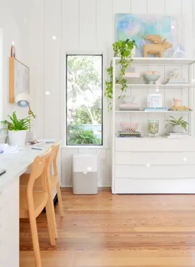 Ikea Fjalkinge-plank in de familiekamer op de bovenverdieping met kunstwerken en planten