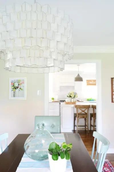 Capiz lamp in eetkamer met grote glazen vaas