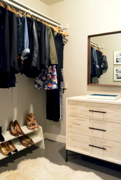 Inloopkast vóór renovatie met dressoir en hangende kledingstang
