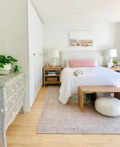Witte strandslaapkamer met Ikea Pax-kledingkast langs één muur
