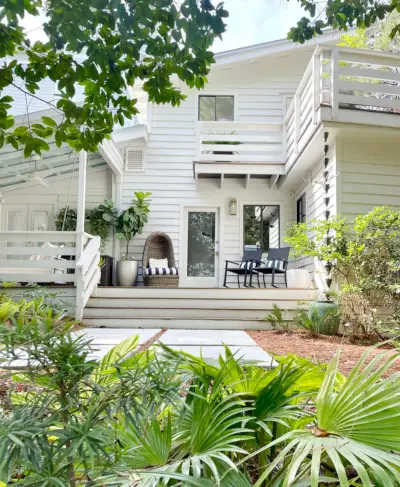 Buitenkant van witte moderne woning met gevelbeplating en landschapsarchitectuur in Florida
