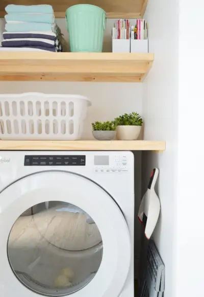 Profielaanzicht van waskast met zwevende houten planken