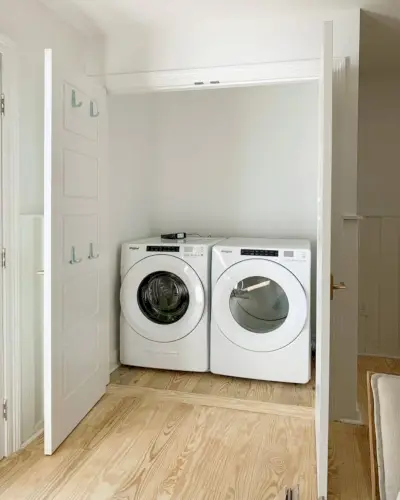 Lege waskast met wasmachine en droger aan de voorzijde