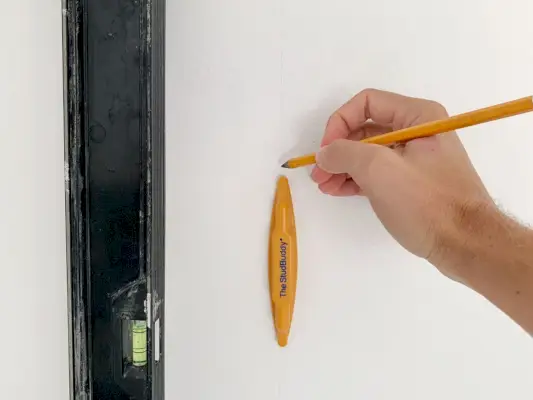 Handmarkering verticale niveaulijn op de muur met behulp van StudBuddy Stud Finder