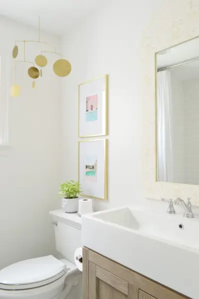 Lichte moderne badkamer met houten wastafel en gouden accenten