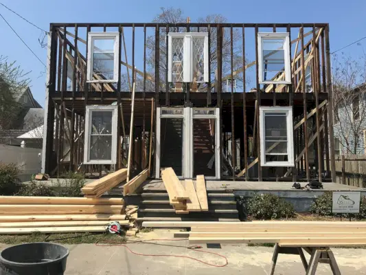Dubbelzijdige renovatiefoto's van een huis gestript tot inlijsting