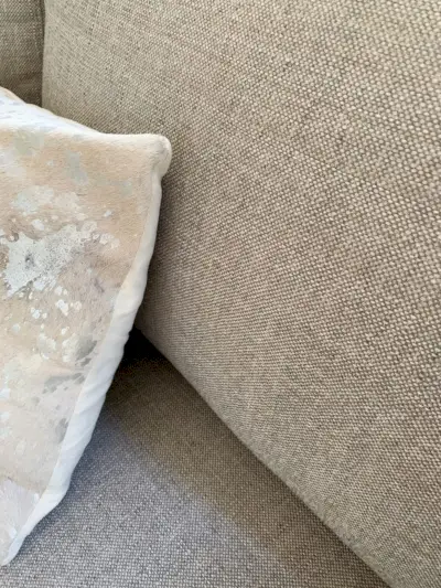 İki kişilik koltukta gri kumaş detayı