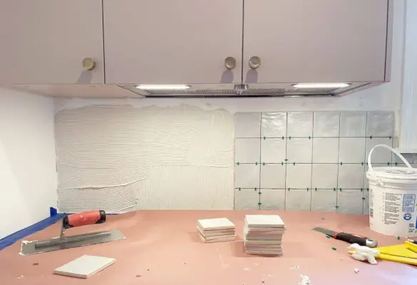 تبليط Zellige Backsplash تحت الخزانات البنفسجي