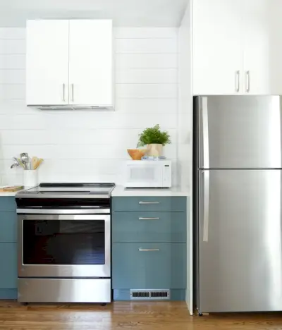 Bela stenska ladja z deskami z modrimi omarami Ikea