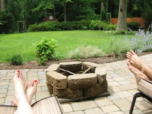 vuurplaats-en-blote-voeten-maken-smores