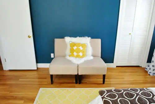 GBed duas cadeiras na parede