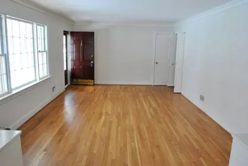 Nieuwe lege woonvoordeur