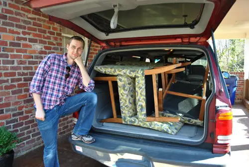 DChairs John met vrachtwagen