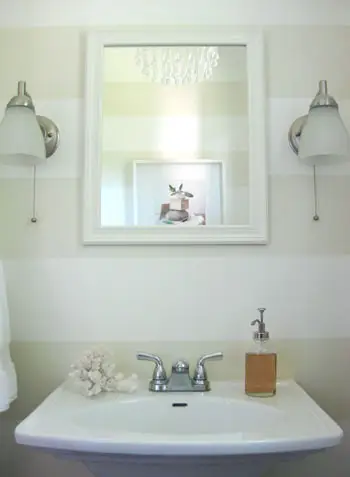 Ayaklı Lavabonun Arkasındaki Duvarlarda İnce Şerit Boya Desenli Banyo